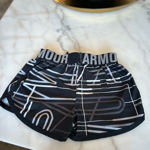 Under Armour Girls' Play Up 2.0 Printed Shorts Size YSM - Picture 2 of 3
